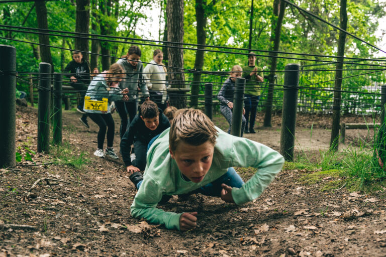 Kruipen onder net bij kinderfeestje